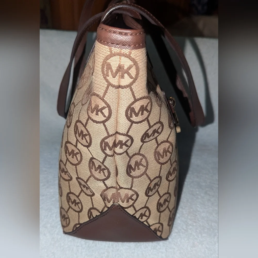 Michael Kors signature Kempton tote bag.